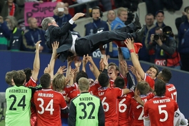 Ušatý pohár pro vítěze Ligy mistrů pozvedli nad hlavu hráči Bayernu Mnichov, kteří v německém finále porazili Dortmund, ovládli navíc i domácí ligu.