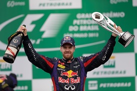Sebastian Vettel se zapsal mezi závodnické legendy, čtvrtý titul šampiona v řadě si zajistil při Grand Prix Indie.