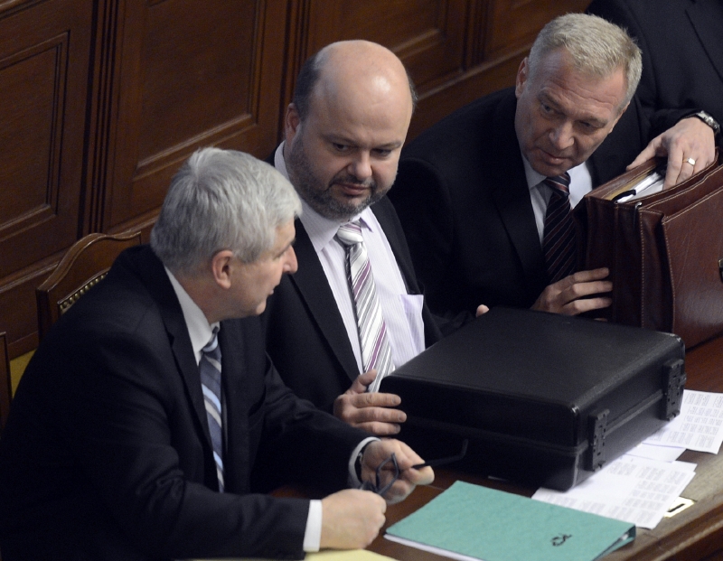 Premiér v demisi Jiří Rusnok (vlevo) během rozhovoru s ministrem obrany v demisi Vlastimilem Pickem (vpravo). Premiér v demisi Jiří Rusnok (vlevo) během rozhovoru s ministrem obrany v demisi Vlastimilem Pickem (vpravo).