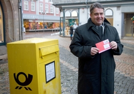 SPD o koalici rozhoduje ve vnitrostranickém referendu. Předseda Sigmar Gabriel odevzdává hlas.