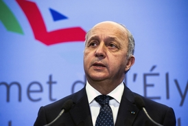 Francouzský ministr zahraničí Laurent Fabius pohrozil povstalcům silou, nebudou-li spolupracovat.