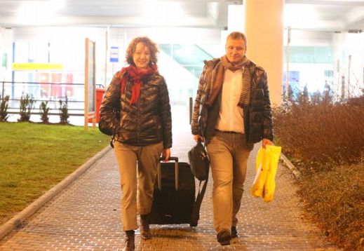 Martin Komárek hlídá lahve, Petra kufr.