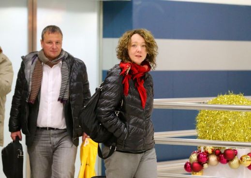 Komárek s igelitkou s cinkajícím obsahem. Co asi nakupoval?