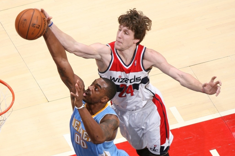 Basketbalisté Washingtonu prohráli v pondělním utkání NBA na svém hřišti s Denverem těsně 74:75. Jan Veselý odehrál za poražené 20 minut, připsal si dva body a tři doskoky. Basketbalisté Washingtonu prohráli v pondělním utkání NBA na svém hřišti s Denverem těsně 74:75. Jan Veselý odehrál za poražené 20 minut, připsal si dva body a tři doskoky.