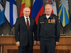 Vladimir Putin na velitelském shromáždění v Moskvě. Vpravo vedle něj vyznamenávaný Vladimir Černavin z ministerstva obrany.