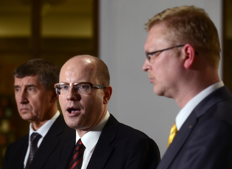 Zleva Andrej Babiš, Bohuslav Sobotka a Pavel Bělobrádek. Zleva Andrej Babiš, Bohuslav Sobotka a Pavel Bělobrádek.