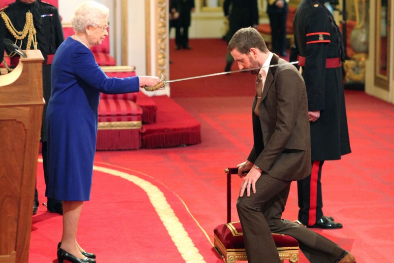 Cyklistu Bradleyho Wigginse pasovala anglická královna Alžběta II. na rytíře. Cyklistu Bradleyho Wigginse pasovala anglická královna Alžběta II. na rytíře.