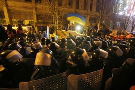 Při potyčkách s policií údajně utrpělo několik lidí zranění.