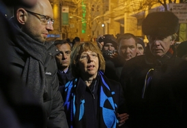 Opoziční politik Arsenij Jaceňuk (vlevo) a šéfka diplomacie Evropské unie Catherine Ashtonová se jdou setkat s proevropskými demonstranty.