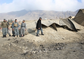 Afghánské bezpečnostní síly na místě útoku.