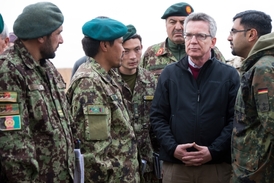 V severním Afghánistánu je na návštěvě německý ministr obrany Thomas de Maiziére.