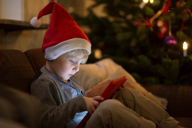 Přes tři čtvrtiny dětí chtějí k Vánocům tablet, smartphone nebo herní konzoli.