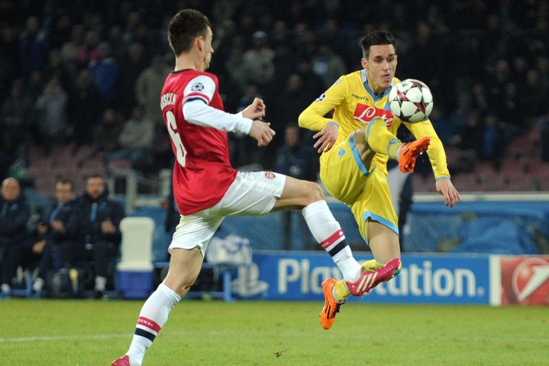 Arsenal prohrál v Neapoli, přesto postupuje. Arsenal prohrál v Neapoli, přesto postupuje.