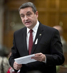 Kanadský politik Paul Calandra má jasno, Kanada Santa Klause ubrání.