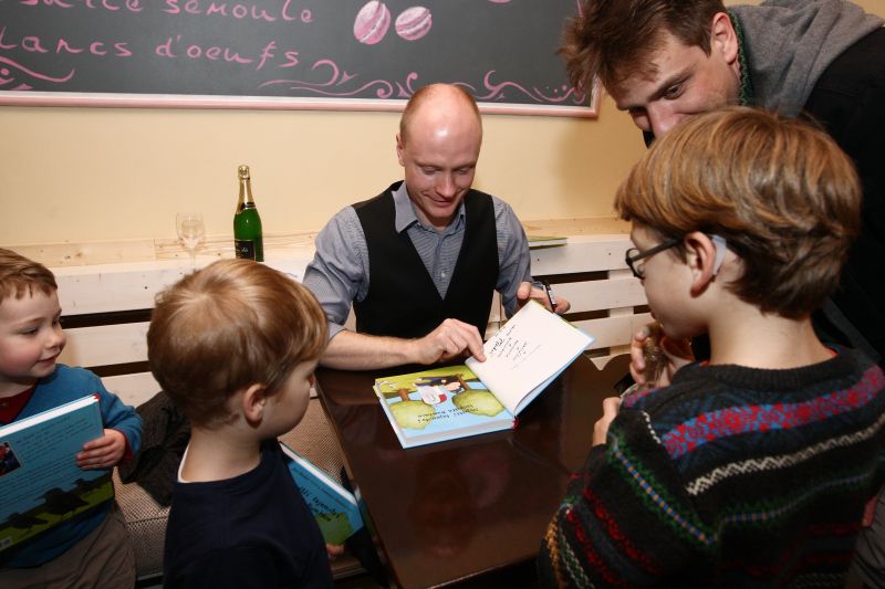 Jan Budař a hromada dětí.