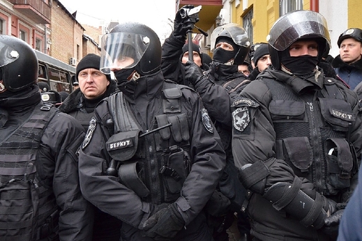 Jednotky Berkut si pečlivě natáčejí demonstranty u prokuratury. Mnozí účastníci mají obavu, že po potlačení revoluce budou tyto materiály použity při represích.
