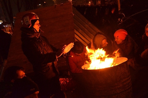 Demonstrující se nevzdávají ani v mrazivých teplotách.