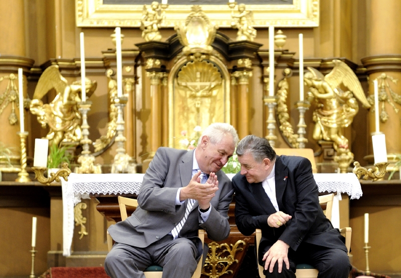 Prezident Miloš Zeman s kardinálem Dominikem Dukou.