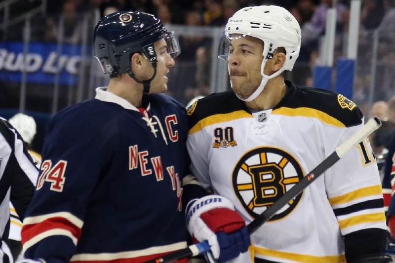 Nejlepší kauf? Podle Forbesu bostonský forvard Jarome Iginla (vpravo). Nejlepší kauf? Podle Forbesu bostonský forvard Jarome Iginla (vpravo).