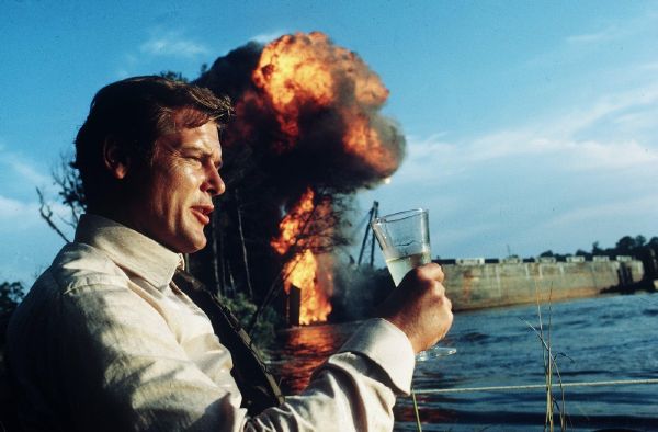 Roger Moore v jednom z filmů o slavném agentovi.
