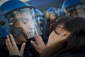 Nina De Chiffreová hladí po rtech policistu.