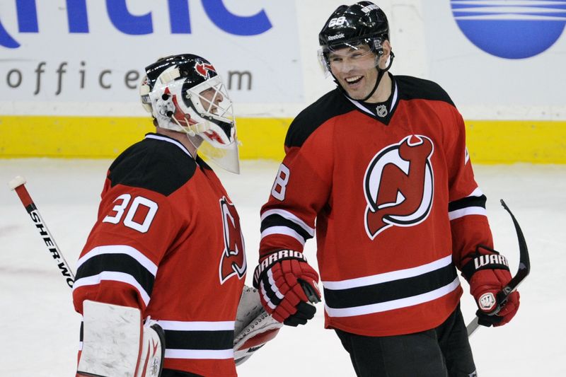 Jaromír Jágr vtipkuje se svým brankářem Martin Brodeurem.