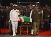Rakev Nelsona Mandely k pohřební ceremonii doprovázeli přední funcionáři jihoafrické armády. Rakev Nelsona Mandely k pohřební ceremonii doprovázeli přední funcionáři jihoafrické armády.