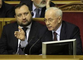 Zprava ukrajinský předseda vlády Mykola Azarov a vicepremiér Serhij Arbuzov.