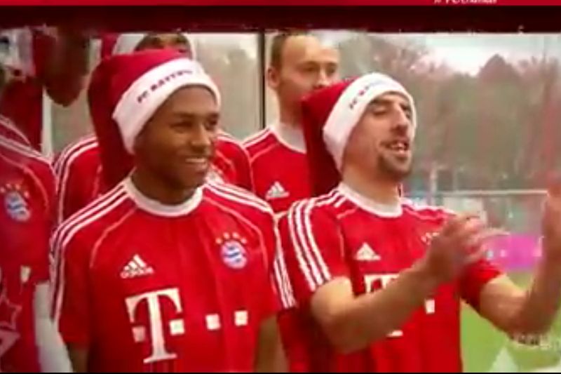 Hráči Bayernu se při zpívání náramně baví. Franck Ribéry(vlevo).