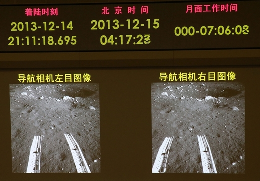 Stopy, které za sebou v půdě Měsíce vozítko nechává.