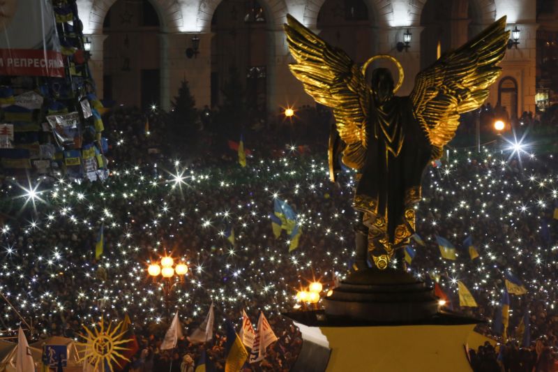 Na nedělní demonstraci v Kyjevě dorazilo dvě stě tisíc lidí. Na nedělní demonstraci v Kyjevě dorazilo dvě stě tisíc lidí.