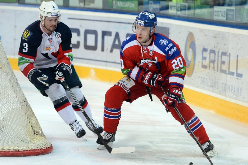 Petr Vrána z týmu Lev Praha (vpravo) a Martin Štajnoch ze Slovanu Bratislava. Petr Vrána z týmu Lev Praha (vpravo) a Martin Štajnoch ze Slovanu Bratislava.