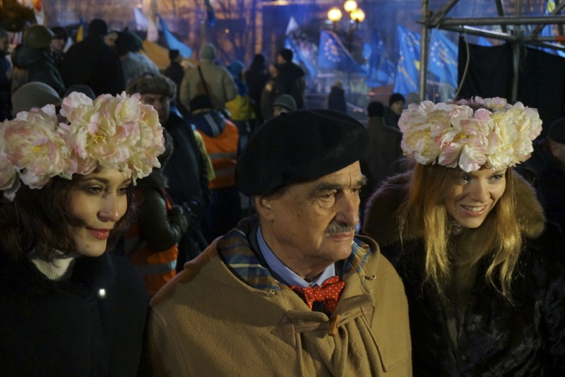 Bývalý český ministr zahraničí Karel Schwarzenberg 14. prosince na náměstí Nezávislosti v Kyjevě povzbudil ukrajinskou prozápadní opozici.