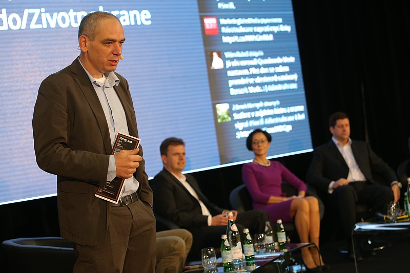 Dan Köppl na konferenci Život na hraně. Dan Köppl na konferenci Život na hraně.