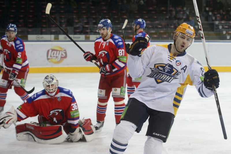 Kromě "profíků" se na kluzištích KHL prohánějí i nadšení amatéři. Kromě "profíků" se na kluzištích KHL prohánějí i nadšení amatéři.