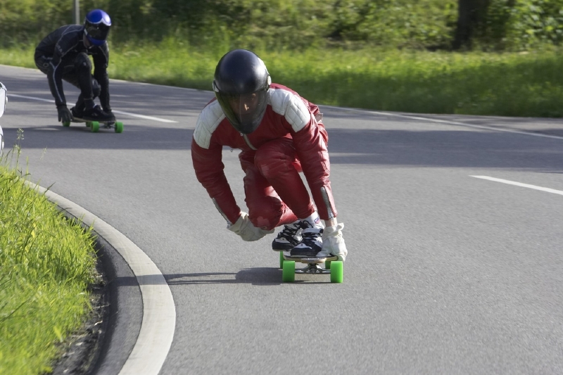Downhill na longboardu přinesl jezdkyni nečekaný střet (ilustrační foto). Downhill na longboardu přinesl jezdkyni nečekaný střet (ilustrační foto).
