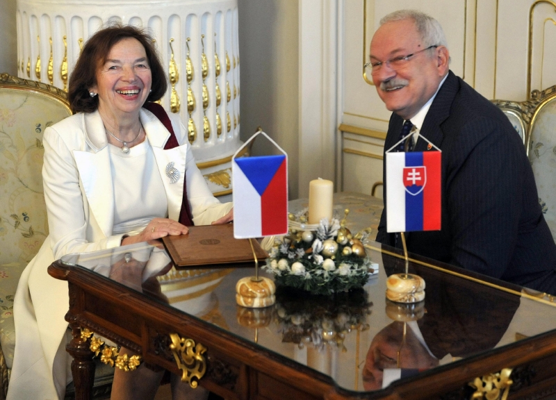 Nová česká velvyslankyně na Slovensku Livia Klausová (vlevo) odevzdala v Bratislavě pověřovací listiny slovenskému prezidentovi Ivanu Gašparovičovi. Nová česká velvyslankyně na Slovensku Livia Klausová (vlevo) odevzdala v Bratislavě pověřovací listiny slovenskému prezidentovi Ivanu Gašparovičovi.