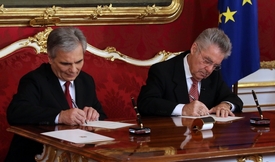 Prezident Fischer (vpravo) při slavnostním aktu označil pokračování vlády velké koalice Wernera Faymanna za "logické a správné".
