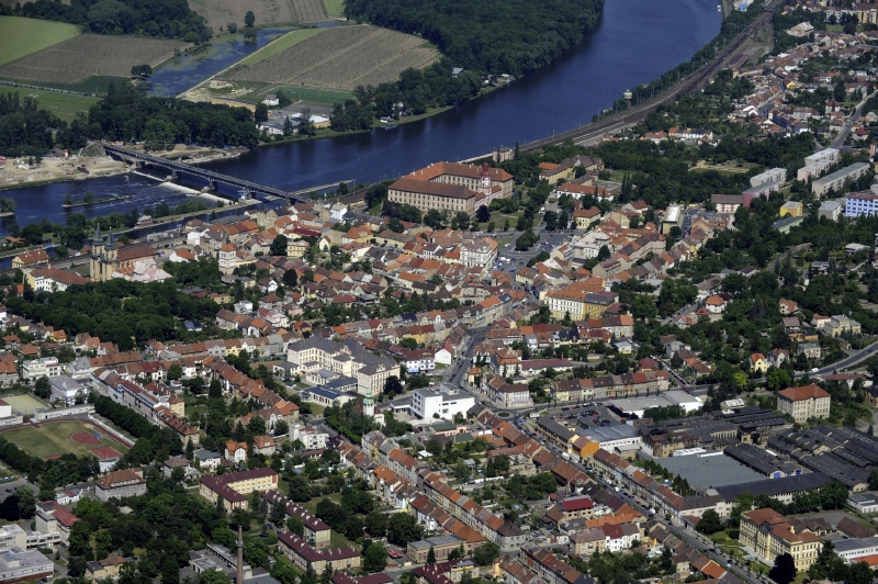 Kraj potřebuje pozemek ke stavbě dlouho plánovanému obchvatu Roudnice nad Labem (letecký snímek). Kraj potřebuje pozemek ke stavbě dlouho plánovanému obchvatu Roudnice nad Labem (letecký snímek).