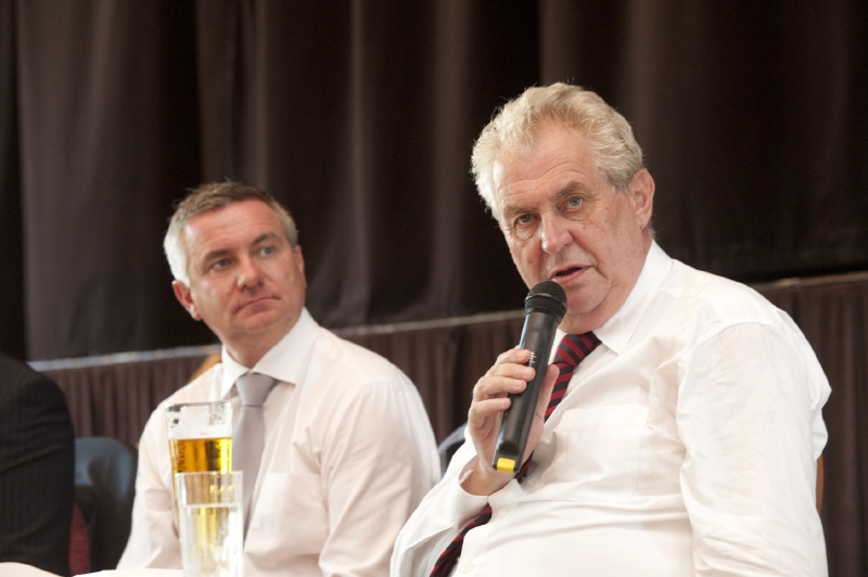 Prezident Miloš Zeman s kancléřem Vratislavem Mynářem. Prezident Miloš Zeman s kancléřem Vratislavem Mynářem.