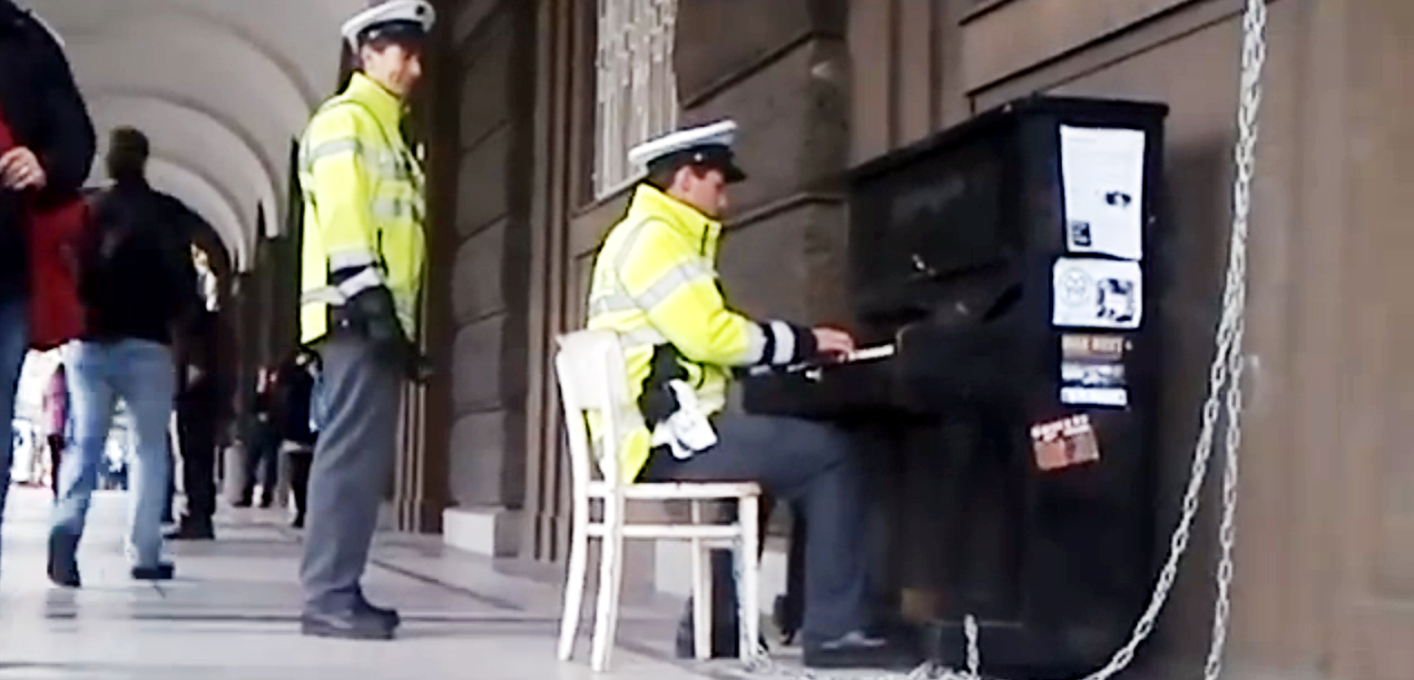 Policista u piana.