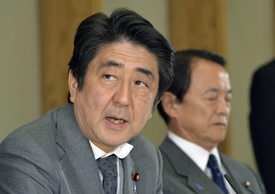 Japonský premér Šinzo Abe nechce nic ponechat náhodě.