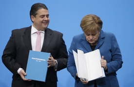 Předseda SPD Sigmar Gabriel a Angela Merkelová ukazují koaliční smlouvu. Předseda SPD Sigmar Gabriel a Angela Merkelová ukazují koaliční smlouvu.
