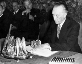 Konrad Adenauer podepisující v roce 1949 Základní zákon.