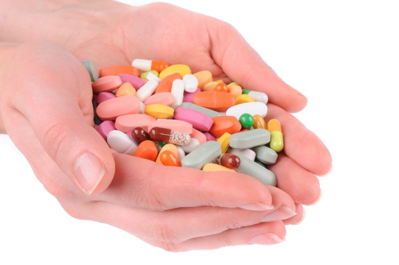 Většina lidí nepřijímá vhodné látky v potravinách, jednou z možností, jak je načerpat, jsou právě multivitaminové a minerální přípravky (ilustrační foto). Většina lidí nepřijímá vhodné látky v potravinách, jednou z možností, jak je načerpat, jsou právě multivitaminové a minerální přípravky (ilustrační foto).