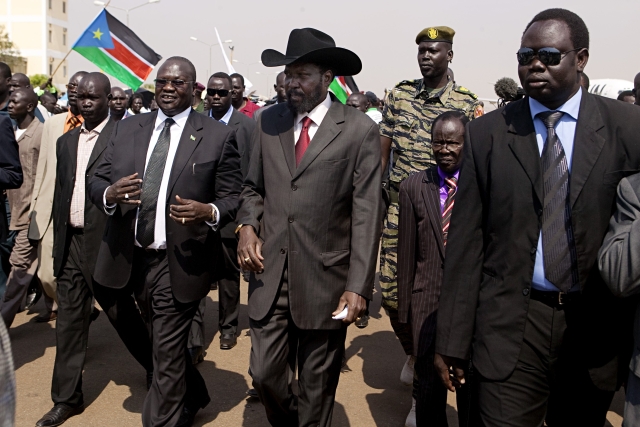 Prezident Salva Kiir (v klobouku) a Riek Machar (po jeho pravici) ještě jako spojenci v roce 2011. Prezident Salva Kiir (v klobouku) a Riek Machar (po jeho pravici) ještě jako spojenci v roce 2011.