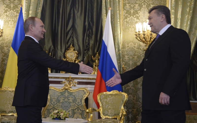 Vladimir Putin (vlevo) se v Moskvě dohodl s ukrajinským prezidentem Viktorem Janukovyčem na výrazném snížení dovozní ceny ruského zemního plynu.