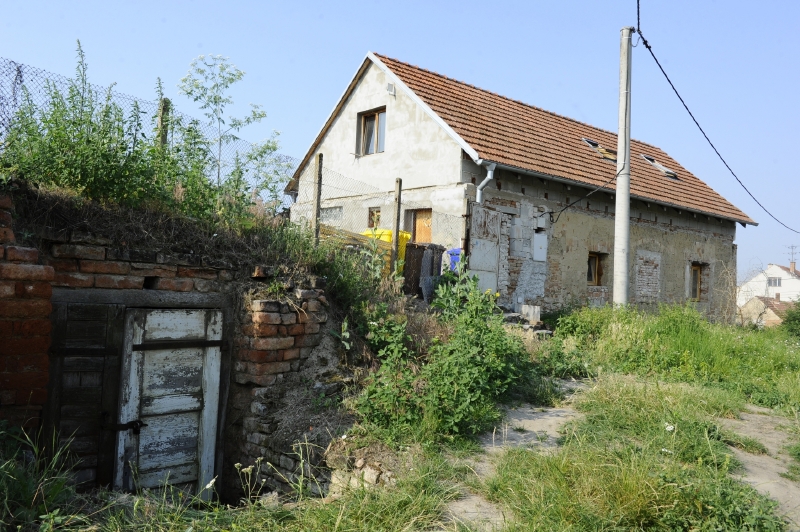 Dům, v jehož sklepě byly nalezeny ostatky dětí. Dům, v jehož sklepě byly nalezeny ostatky dětí.