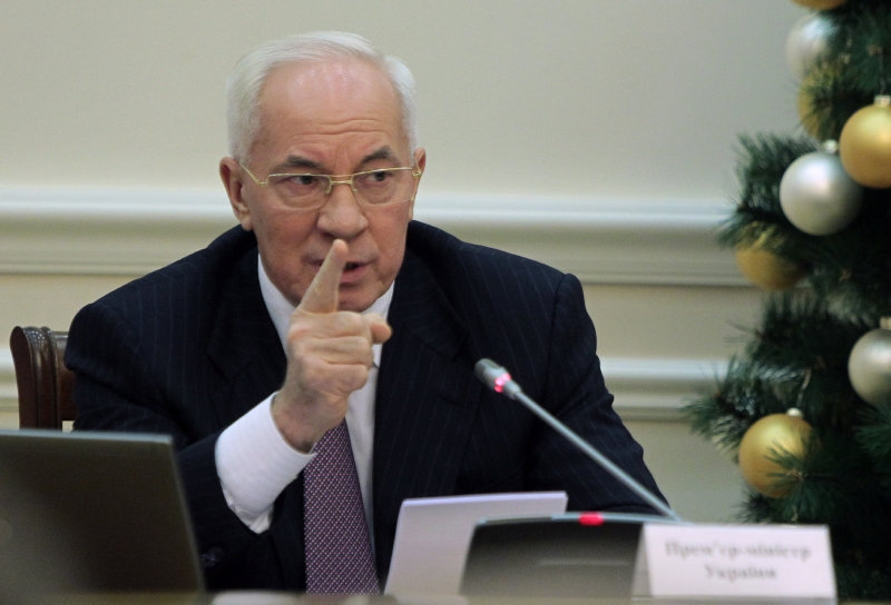 Premiér Mykola Azarov tvrdí, že Ukrajina měla na výběr mezi dohodou s Ruskem a bankrotem.