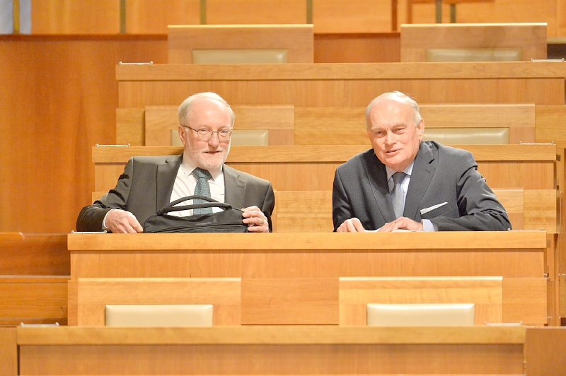 Kandidáti na ústavní soudce Jiří Zemánek (vlevo) a Jan Musil před zahájením schůze Senátu, který schvaloval jejich nominaci prezidentem. Kandidáti na ústavní soudce Jiří Zemánek (vlevo) a Jan Musil před zahájením schůze Senátu, který schvaloval jejich nominaci prezidentem.